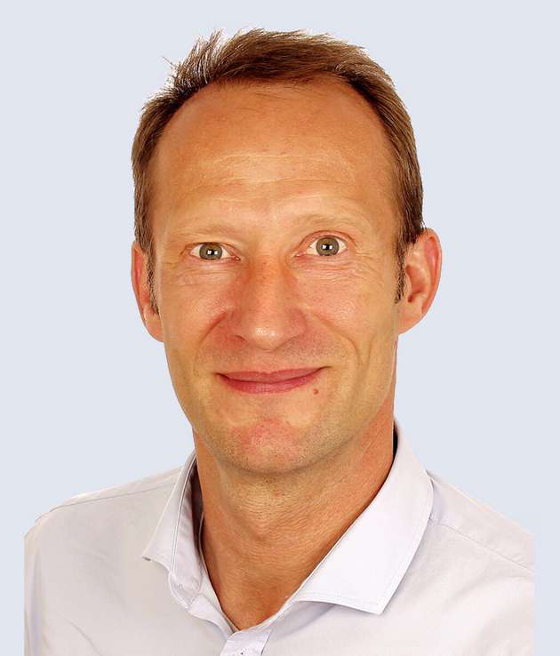 Holger von Both, Leiter Business Unit Prozesssensoren, Baumer: Für Baumer ist Ressourcenschonung ein wichtiger Innovationsantrieb. Wir bieten smarte Lösungen, mit denen unsere Kunden Medien, Energie und Zeit sparen. Dazu zwei Beispiele: Die Baumer Hygienic Connection ist eine smarte Lösung für die Sensorinstallation, die Medien und Energie einspart, indem sie frontbündig mit dem Leitungsrohr abschließt. Das verkürzt die CIP-Dauer, weil es keine Toträume mehr zu reinigen gibt. Ebenso drücken Baumer Prozesssensoren den Medien- und Energieeinsatz auf ein Minimum, weil sie schnell und präzise messen – das verkürzt die CIP-Zeit abermals. Beispiel 2: Der Baumer „Bubble Sensor“ PAD20 erkennt kleinste Gasblasen in flüssigen Medien. Das ermöglicht die maximale Ausbeute von kostbaren Zutaten im Container, ohne dass ein Leerlaufen der Leitungen droht. Auch diese Sensorlösung verhindert die Verschwendung von Lebensmitteln.