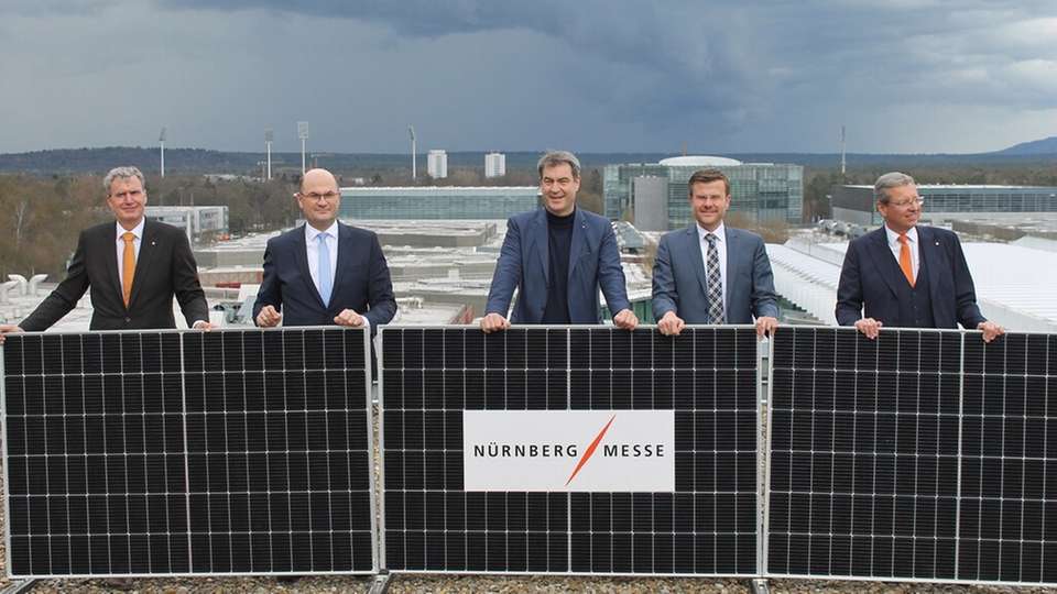 Die ersten von bald 21.000 Solarmodulen auf den Messedächern wurden am 24. März 2023 vom bayerischen Ministerpräsidenten Dr. Markus Söder, Staatsminister Albert Füracker, Nürnbergs Oberbürgermeister Marcus König und von den Geschäftsführern der NürnbergMesse Prof. Dr. Roland Fleck und Peter Ottmann verlegt.