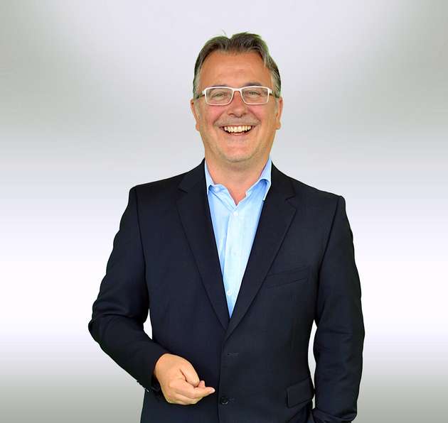 Daniel Bossel, Produktmanager, Syntegon: Lebensmittelverschwendung zu verringern, heißt auch Produktverlust bereits in der Herstellung zu minimieren. Gerade empfindliche Produkte wie leicht bröselnde Kekse oder Cracker können auf dem Weg vom Ofen in die Verpackung schnell beschädigt werden und sind dann für den Verkauf ungeeignet. Diesem Szenario können Lebensmittelhersteller entgegenwirken, indem sie schonende Handling-Lösungen einsetzen. Ein Beispiel ist die IDH von Syntegon mit neu entwickelter Pickertechnologie: Jeder der bis zu 40 Picker ist über einen separaten Linearmotor steuerbar, der für fließende Bewegungen sorgt. Der Vakuumgreifer erfasst die Kekse mit minimaler mechanischer Belastung und geringem Vakuumeinsatz – und vermeidet so Produktbruch und Lebensmittelverschwendung.