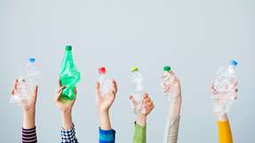 Blockchainbasierte Belohnungen können das Recycling von Plastik-Flaschen fördern.