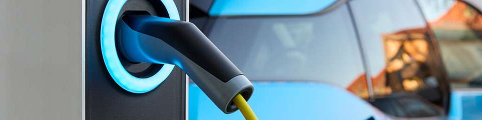 Mit EEBUS werden im Gebäude, zum Beispiel beim Heizen oder bei der E-Mobilität, Erzeugung und Verbrauch in Einklang gebracht.