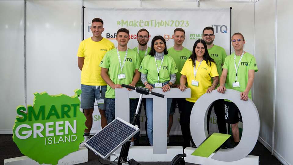 Die Teilnehmenden von Optima mit dem entwickelten Solar-Scooter. Von links nach rechts, hintere Reihe: Marco Geiger (Media Designer), Axel Späth (DH-Student Maschinenbau), Sergej Wecker (Masterand Produktentwicklung & Fertigung), Kurt Lukas Miederer (Praktikant Elektro-, Informationstechnik und Technische Informatik). Vordere Reihe: Samuel Wenkeler (DH-Student Maschinenbau), Eda Akgöz (Praktikantin Wirtschaftsingenieurwesen), Verena Konz (HR Manager Higher Education, Organisatorin Makeathon), Adrian Popp (Maschinenbau-Student an der HS Schweinfurt). 