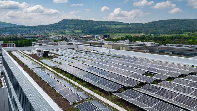Endress+Hauser hat auf den Dächern vieler Büro- und Produktionsgebäude Solaranlagen installiert.