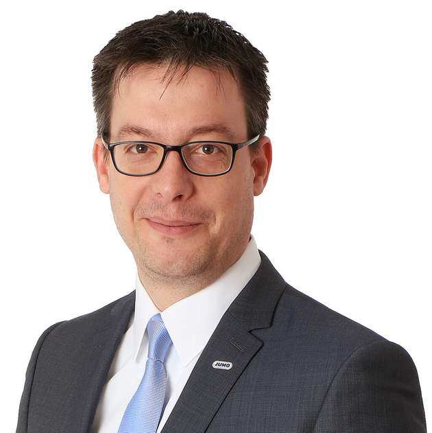 Martin Eppinger, Branchenmanager Food & Beverage, Jumo: Bei der Lebensmittelproduktion beginnen die Produktverluste zum Beispiel schon nach der Getreideernte, bei Transport von Lebensmitteln, beim Befüllen von Silos oder Tanks und auch bei Anfahren und Herunterfahren von Produktionsanlagen. Bereits nach der Getreideernte kommt es in vielen Fällen zu erhöhten Atmungsverlusten, Schimmel und Käferbefall des Getreides. Stimmt der Wassergehalt nicht und ist Temperatur zu hoch, können allein durch die Atmungsverluste mehr als zwei Prozent pro Monat der Ernte verloren gehen. Mit Hilfe der Temperaturüberwachung und der Datenvisualisierung und -archivierung kann die Lagerung wertschonend dokumentiert werden. Hierfür hat Jumo einen speziellen Atex-zugelassenen Mehrpunkt-Temperatursensor im Programm, mit dem Temperaturen in verschiedenen Höhen eines Getreidesilos erfasst werden können.