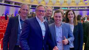 Freuen sich über die Nominierung von Harting (von links): Andre Beneke (Director Division Han), Detlef Sieverdingbeck (Zentralbereichsleiter Corporate Communication & Branding), Uwe Kortmöller-Scholl (Senior Innovation Scientist), Tarek Spreen (Product Manager) und Doris Höpfl (Vorstand Personal & Recht).