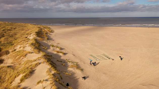 Das Drohnenbild zeigt den Versuchsaufbau aus der Vogelperspektive am Strand von Spiekeroog.