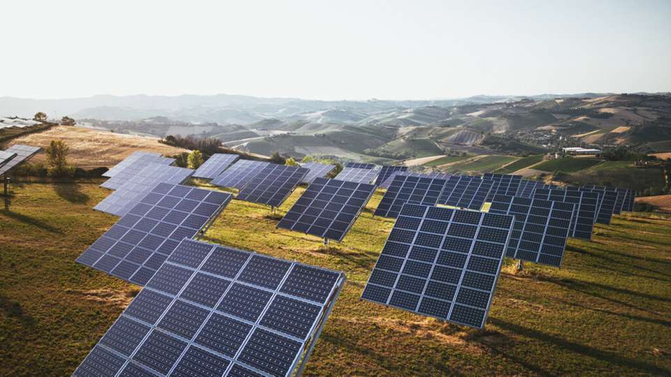 Eine besondere Chance liegt im Ausbau der „besonderen PV-Anlagen“: Hierzu gehören verschiedene Anwendungen von PV-Modulen, die eine Doppelnutzung der Fläche ermöglichen, beispielsweise Agri-PV auf landwirtschaftlich genutzten Flächen, schwimmende PV auf Gewässern oder Parkplatz-PV.