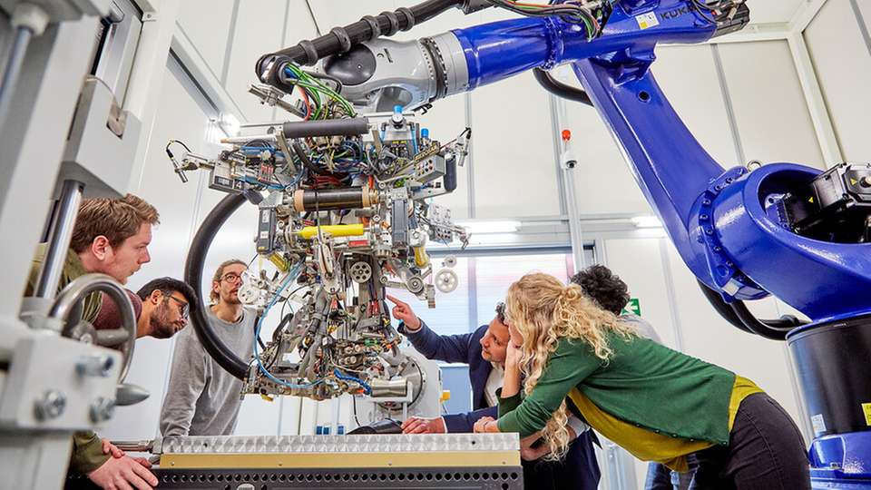 Am Fraunhofer IAP wird die Automated-Fiber-Placement-Technologie (AFP) eingesetzt, um neuartige, sehr leichte Antriebswellen aus carbonfaserverstärkten Kunststoffen herzustellen. Dank der thermoplastischen Matrix sind die Bauteile recyclebar.