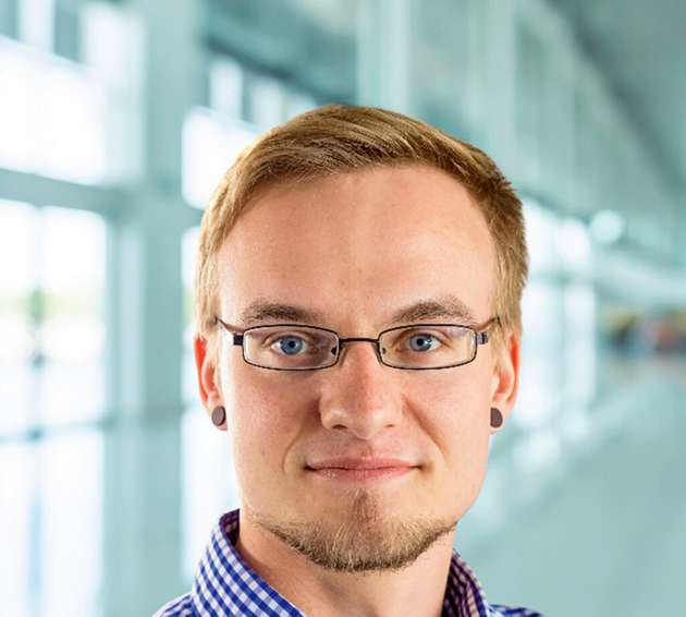 Jonas Diekmann, Technischer Redakteur, Harting Electronics: Wir halten die hybride SPE-+-Power-Infrastruktur für einen sehr wichtigen Baustein des SPE-Ecosystems. Single Pair Ethernet alleine bringt via PoDL eine Übertragungsleistung von bis zu 50 W am Device mit sich, aber die hybriden Lösungen sorgen erst für die nahezu grenzenlose Einsatzbereitschaft von SPE in jeglichen Anwendungen. Besonders in SPE-Anwendungen mit höherem Leistungsbedarf ist das hybride Konzept sinnvoll. So muss keine separate Leitung für die Spannungsversorgung gelegt werden. Devices profitieren von der Platzersparnis durch weniger notwendige Schnittstellen. Wir haben den hybriden Ansatz bereits in die Norm IEC 63171-6 integriert.