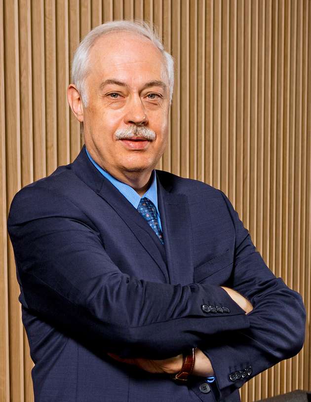 Peter Wienzek, Business Development Manager Systems, Ifm Unternehmensgruppe: Macht es für Sensorhersteller Sinn, zu der weltweit verbreiteten IO-Link-Technologie eine weitere wie SPE hinzuzufügen? Das Thema IT-Security bis in den Sensor ist nicht gelöst, hier müssten Zertifikatsverwaltungen implementiert werden. Und die Steckerfrage ist ebenfalls nicht geklärt. In der IEC63171 gibt es sieben unterschiedliche Steckervorschläge. Da SPE kein einheitliches Protokoll beschreibt, müsste im Zweifel jeder Sensor mit verschiedenen Schnittstellen ausgestattet werden, was wirtschaftlich nicht vertretbar wäre. Auf der anderen Seite ist über offene Schnittstellen am IO-Link-Master ein durchgängiger Zugriff auf Sensorinformationen schon jetzt möglich. Unser Fazit fällt daher eher pragmatisch aus. Zur Zeit stellt IO-Link die optimale Sensorschnittstelle in der Fabrik dar.