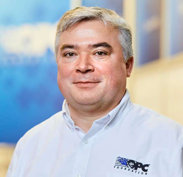 Peter Lutz, Director Field Level Communications, OPC Foundation: Mit einer durchgängigen und einheitlichen Vernetzung über Ethernet wird die Möglichkeit geschaffen, Daten direkt zwischen Feldgeräten und Edge- beziehungsweise Cloud-Anwendungen auszutauschen. Damit leistet diese Technologie einen elementaren Beitrag zur digitalen Transformation der Industrie. Die hybride SPE-Technologie ist eine wichtige Ergänzung zu bisherigen Verkabelungskonzepten, damit auch Feldgeräte mit einer höheren Leistungsaufnahme lediglich eine einzige Leitung benötigen, um über Ethernet kommunizieren zu können. Dadurch entfällt die Notwendigkeit einer separaten Stromversorgung für die angeschlossenen Geräte, was zu einem reduzierten Verkabelungsaufwand und zu einer höheren Flexibilität führt. In Kombination mit OPC UA und den Erweiterungen für die Feldebene (OPC UA FX) entsteht eine durchgängige und auch sichere Kommunikationslösung, die vom Feld bis in die Cloud skaliert und zudem eine herstellerunabhängige Datensemantik beinhaltet