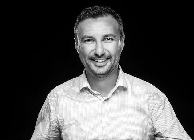 Dieter Sandula, Produktmanager bei Binder: Miniaturisierte, modulare Lösungen prägen die Innovation in Automatisierung und Robotik. One-Cable Solutions, kurz OCS, sind hier besonders platzsparend. Sie helfen unseren Kunden aber auch, ihre Ressourcen wirtschaftlich und nachhaltig einzusetzen. Bei Binder haben wir das früh erkannt und mit der Serie 767 bereits eine hybride Schnittstelle im M12-Format entwickelt. Die uneingeschränkte Unterstützung der Norm 63171-7 durch alle SPE-Partner sehen wir als essenziell, um die Modularisierung weiter voranzutreiben. Sie wird künftig leistungsfähige und hochvariable OCS mit Ethernet-Fähigkeit für ein noch breiteres Anwendungsspektrum ermöglichen. Die Vielfalt im M12-Segment wird zunehmen, und Binder wird SPE mit weiteren Produkten unterstützen.