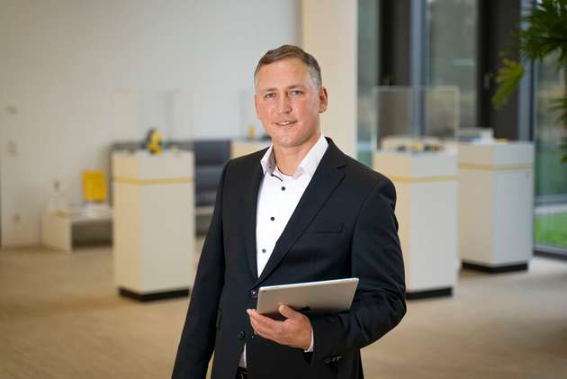 Aurel Buda, Leiter Produktmanagement Fabrikautomation Systeme, Turck: In der Prozessautomation sind Interesse und Nachfrage nach Zweidraht-Ethernet wie zu erwarten hoch. Denn die ersten APL-fähigen Produkte bringen moderne digitale Kommunikation erstmals in explosionsgefährdete Bereiche. Ganz so leicht wird es für die unterschiedlichen Ausprägungen von SPE in der diskreten Fertigung und Logistik nicht. Klar ist, die passenden Steckverbinder für fast jeden Anwendungsbereich stehen nun zur Verfügung. Jetzt müssen auf Ebene der Anwendungsstandards, wie Profinet und Ethernet/IP, die Grundlagen für maximalen Kundennutzen und einer kompatiblen Herstellerlandschaft gelegt werden. Wir sind davon überzeugt, dass auch die SPE-Technologie Ihren Platz in der industriellen Automatisierung finden wird.