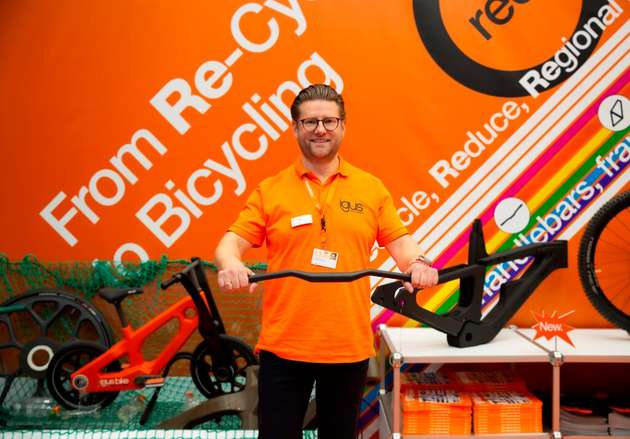 Auf der Eurobike stellen wir unseren neuen Lenker vor. Den Herstellungsprozess für solche gebogenen Teile mit hoher Stabilität und Hohlräumen haben wir ganz neu entwickelt. Wir sind dadurch frei in der Wahl der Kunststoffe, können unterschiedliche Farben realisieren und sogar innen Durchführungen für Kabel und Züge schaffen“, erklärt Hollmann, Leiter der Sparte Bicycle Components bei Igus