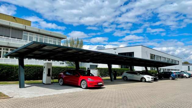 Der Solarcarport schließt Stromtankstelle samt -speicher mit ein. 