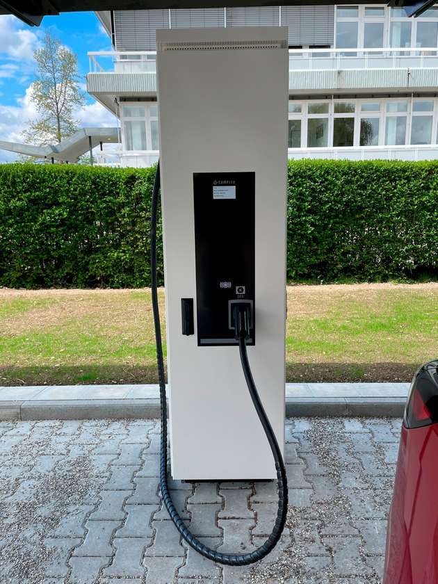 ...und – wenn es schnell gehen soll – an einer DC-Schnellladesäule mit bis zu 50 kW.