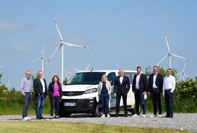 Schlüsselübergabe in Nordfriesland: GP Joule Service nahm den Vivaro-e Hydrogen von Opel am Firmensitz in Reußenköge entgegen. Von links nach rechts: Ove Petersen (Mitgründer und Geschäftsführer GP Joule), Björn Geertz (Geschäftsführer der Handwerkskammer Flensburg), Sedef Atasoy (stellv. Hauptgeschäftsführerin der IHK Schleswig-Holstein), Julia Carstens (Staatssekretärin im Ministerium für Wirtschaft, Verkehr, Arbeit, Technologie und Tourismus Schleswig-Holstein), Andreas Kunkat (Leiter Großkunden Stellantis Deutschland), Olaf Duden (Leitung Fleet-Management GP Joule Hydrogen), Helge Feddersen (Geschäftsführer GP Joule Service), Gerrit Riemer (Director Future Mobility Stellantis Deutschland).
