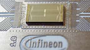 Modul eines Infineon Ionenfallen-Quantenchips im Sockel