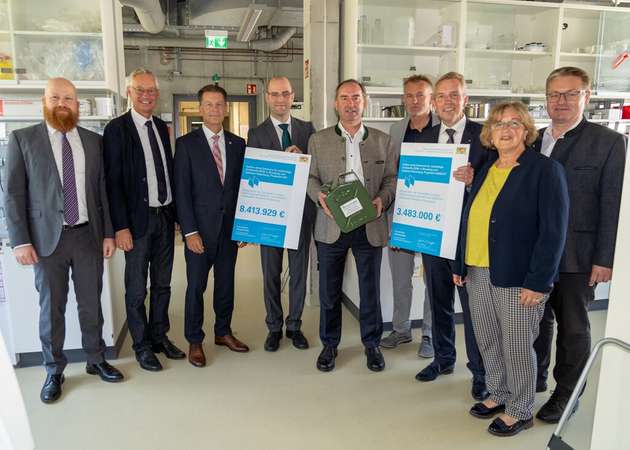 Übergabe des ZENK-Zuwendungsbescheids am Fraunhofer IGB in Straubing: Dr. Arne Roth, Markus Pannermayr, Dr. Markus Wolperdinger, Dr. Michael Hofer, Staatsminister Hubert Aiwanger, Hans Ritt, Dr. Matthias Franke, Martha Altweck-Glöbl, Josef Zellmeier.