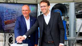 Ralf Klöpfer (li), MVV-Vorstandsmitglied, und Andreas Rudolph, Ofi Manaufacturing Head Germany & Spain, nehmen gemeinsam die neue Dampferzeugunganlage von Ofi in Mannheim in Betrieb.