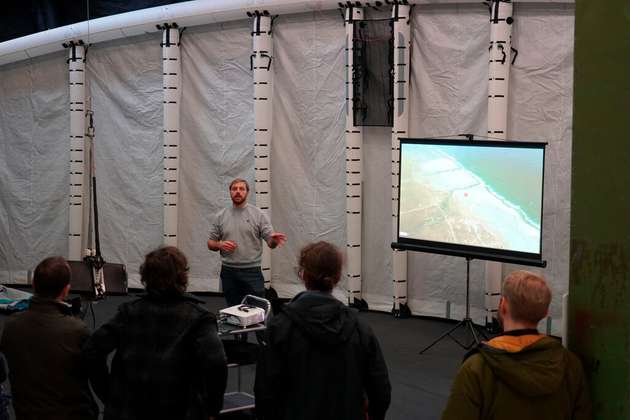 Johannes Peschel, Co-Founder von Kitepower, erläutert das Konzept der neuartigen Windenergieanlage – vor dem Hintergrund eines Lenkdrachens.