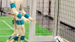 Humanoider Fußballroboter der Universität Bonn beim Torschuss im Finale der RoboCup-WM