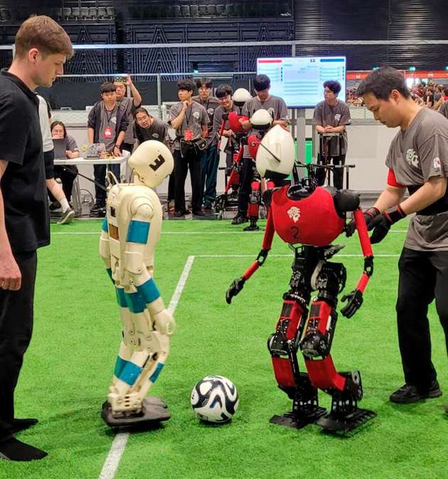 Humanoide Fußballroboter der Teams Nimbro (links) und HERoEHS (rechts) beim Finale der RoboCup-WM in Bordeaux