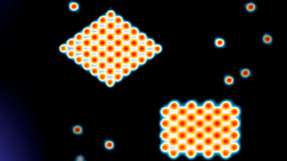 Rastertunnelmikroskop-Aufnahme von zwei der erzeugten supraleitenden Strukturen, die aus einzelnen Chromatomen bestehen.