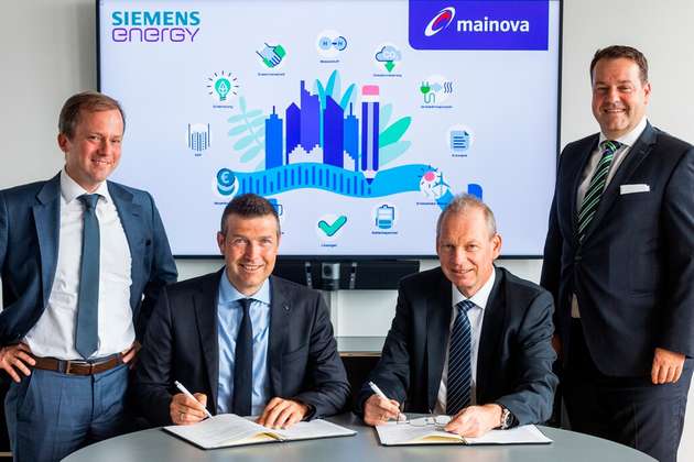 Mainova-Vorstand Martin Giehl (v. l.) und Olaf Kreyenberg (v. r.), Vice President Gas Services Sales Europe bei Siemens Energy, unterzeichneten im Beisein von Winand Zeggel (l.), Leiter Erzeugung Wärme und Strom bei Mainova, und Matthias Kress (r.), Vice President for Sales Germany Power Generation bei Siemens Energy, eine entsprechende Kooperations-Vereinbarung.