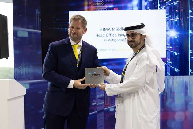 Andrew Dennant erhält von Abdulla Al Hashmi das Jebel Ali Free Zone Schild.