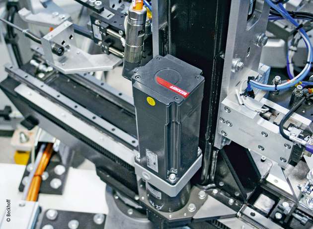 Das dezentrale Anschlusskonzept auf Basis von EtherCAT P und die kompakten Servoantriebe AMP8000 sparen wertvollen Platz in der Maschine.