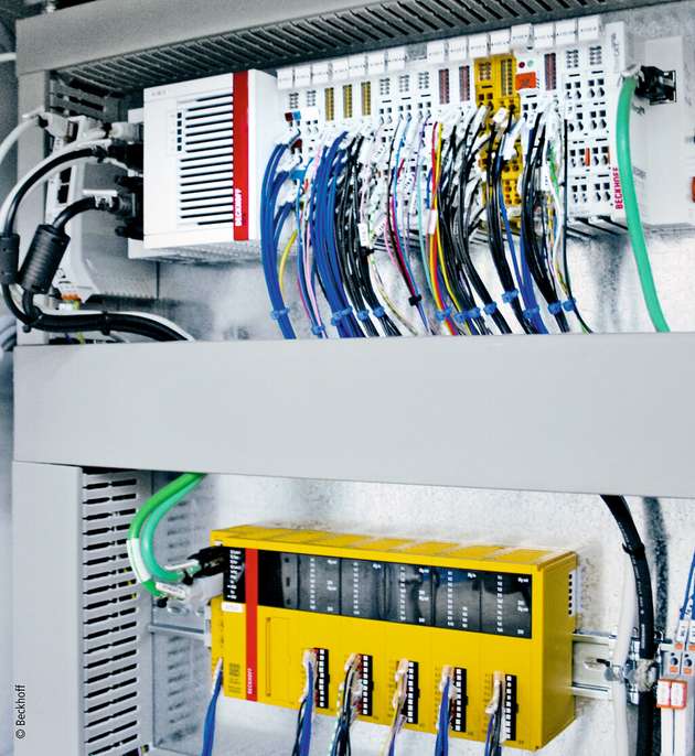 Die Sicherheitsfunktionen realisiert Borghi mit dem  TwinSAFE-Compact-Controller EK1960 (unten) sowie zusätzlichen TwinSAFE-Klemmen, die im oberen EtherCAT-Klemmenstrang integriert und direkt an den Embedded-PC CX2040 angereiht sind. 