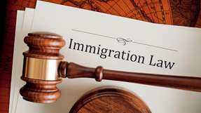 Das Fachkräfteeinwanderungsgesetz wurde weiterentwickelt, um die Einwanderung für beruflich Qualifizierte aus Drittstaaten zu erleichtern. Die Studie untersucht die Anwendung, positive Auswirkungen und Herausforderungen.