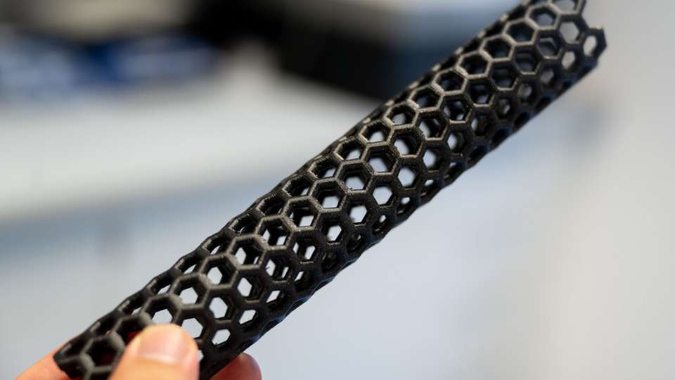 3D-gedrucktes Modell einer Kohlenstoff-Nanoröhre, die den Hauptbestandteil der neuen Sensoren bilden. Anders als in diesem Modell sind die echten Nanoröhren etwa 100.000-mal dünner als ein menschliches Haar.