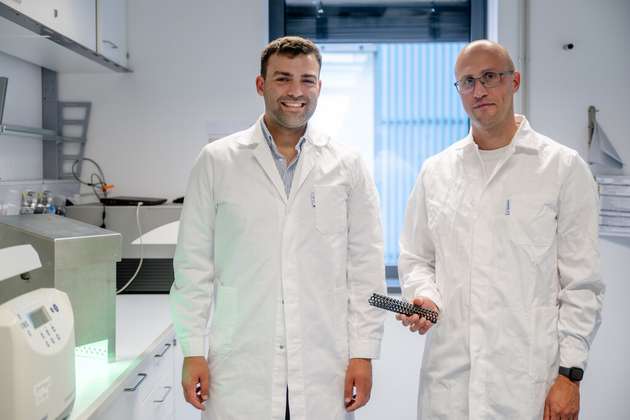 Justus Metternich (links) und Sebastian Kruss (rechts) forschen an Kohlenstoff-Nanoröhren, um Biosensoren zu entwickeln. In der Hand halten sie ein Modell einer solchen Nanoröhre.