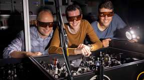 Lysander Huberich (links), Teamleiter Bruno Schuler (Mitte) und Optik-Spezialist Jonas Allerbeck arbeiten an der THz-Optik, die Pikosekunden-genaue Anregungimpulse liefert.