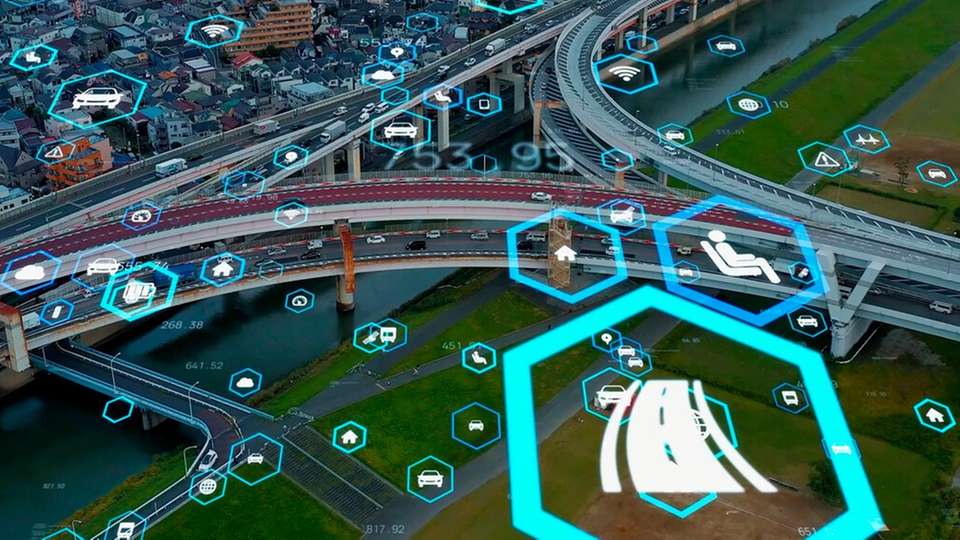Mehr Sicherheit im Straßenverkehr durch vernetzte Fahrzeuge Mithilfe vernetzter Fahrzeug-Technologie soll die Verkehrssicherheit und der Verkehrsfluss verbessert werden.