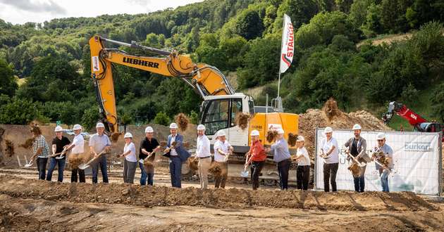 Der symbolische Spatenstich am 20. Juli 2023 auf dem Bürkert Campus Criesbach markiert den Startschuss für den Erweiterungsbau.