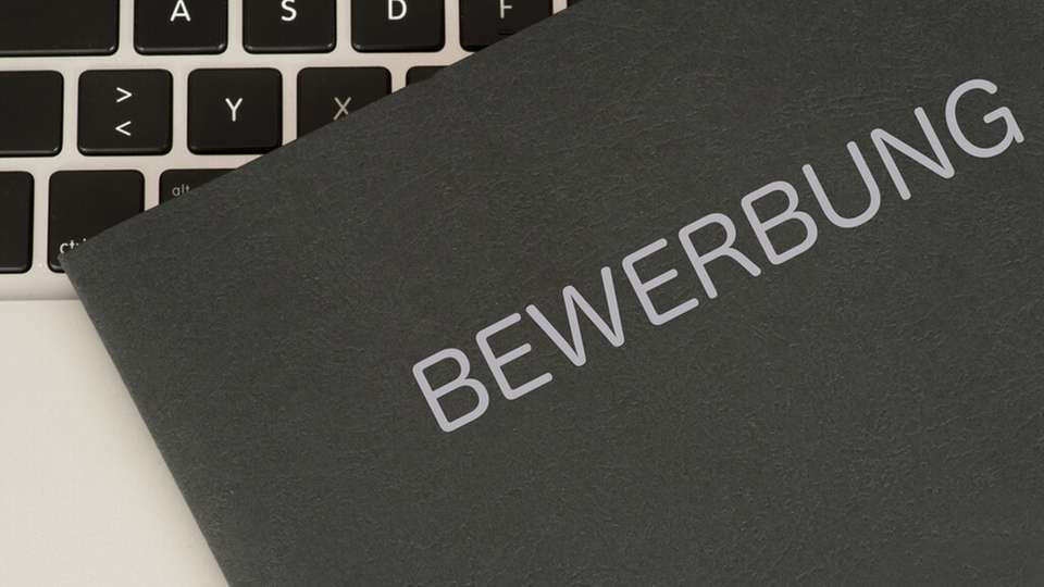 Erfahrene Arbeitskräfte meistern Herausforderungen beim Jobwechsel, während Unternehmen ihre Einstellung gegenüber älteren Bewerbern überdenken müssen, wie in den Erfahrungen von Jürgen van Santen und den Erkenntnissen von Karriereberaterin Ulrike Luz deutlich wird.