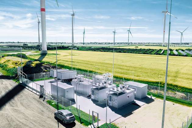 In Elektrolyseur-Anlagen wird  Wasserstoff dezentral aus regenerativer Energie hergestellt.