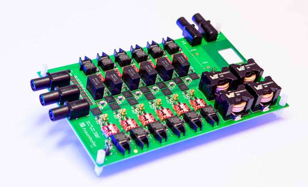 Die Forschenden des Fraunhofer IAF arbeiten bereits an einer Weiterentwicklung der Leistungselektronik für elektrokalorische Wärmepumpen: Der abgebildete Demonstrator erzielt sogar einen elektrischen Wirkungsgrad von 99,75 Prozent.