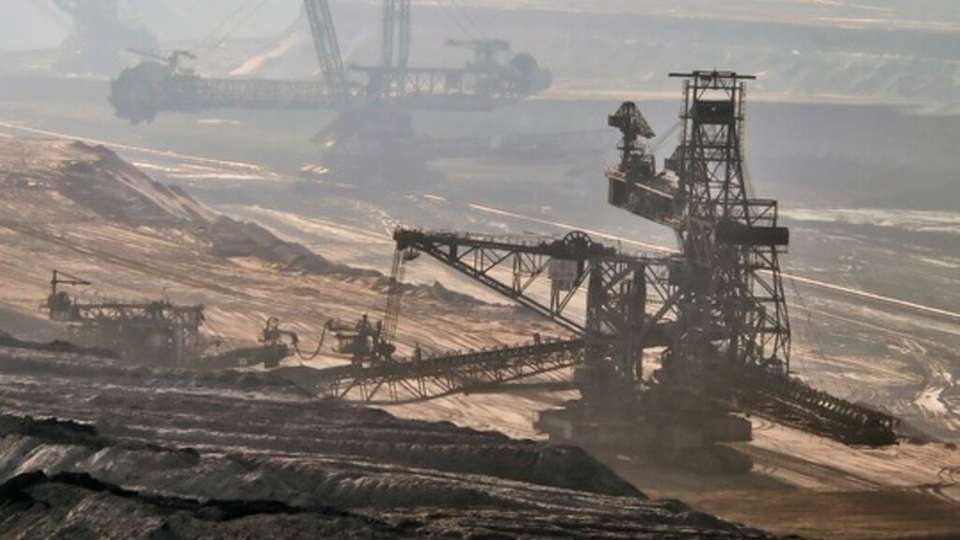 Braunkohlekonzerne profitieren von staatlichen Förderungen, Entschädigungszahlungen und finanziellen Vorteilen, was zu einem ungleichen Wettbewerbsvorteil führt und den Ruf nach einem konsequenten Kohleausstieg verstärkt.