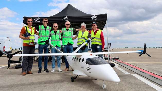 Die Daten, die beim Hybird-Erstflug gesammelt wurden, fließen in die Verbesserung des Konzepts ein- Das Team plant noch für dieses Jahr einen weiteren Testflug. Von links: Rasmus Köhler (Airbus), Thorben Hammer (DLR), Florian Will (DLR), Ulf Haering (AIrbus) und R.l Gunnhar Haase (AIrbus).