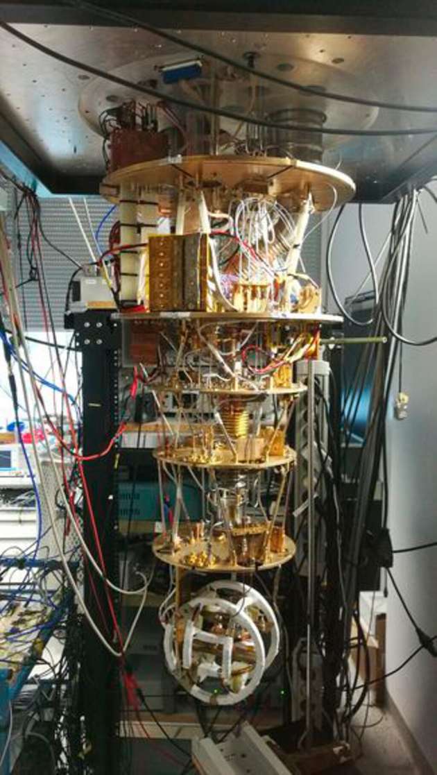 Das Herzstück des Experiments, der Mikrowellen-Resonator, befindet sich im Zentrum der ringförmigen Magnetfeld-Spulen.