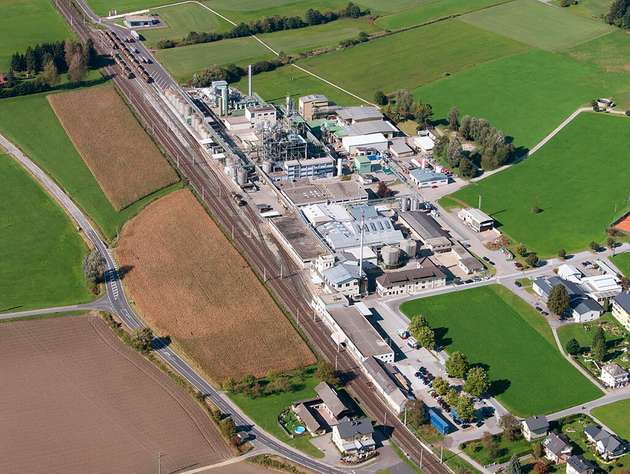 Am Evonik-Standort im österreichischen Weißenstein produzieren rund 100 Mitarbeiter jährlich 50.000 t Wasserstoffperoxid (H2O2), das vor allem als Bleichmittel, Desinfektionsmittel sowie in der Medizin und der Biologie Verwendung findet.