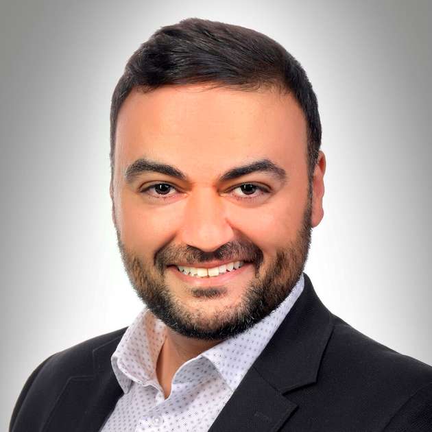 Atakan Özcay, Produkt Marketing Director ABB Elektrifizierung, Smart Power: Intelligentes Energiemanagement erfordert Digitalisierung und Vernetzung. Das Erkennen und Verstehen von Ineffizienzen, Schwachstellen und Zusammenhängen bilden den Grundstein, um die Effizienz des Energieeinsatzes zu erhöhen sowie Einspareffekte und ein aktives Lastmanagement zu realisieren. Der ABB Ability Energy und Asset Manager – eine Cloudlösung zertifiziert nach ISO 50001 – unterstützt Anwender genau an diesem Punkt. Er ermöglicht die Erfassung, Analyse und Visualisierung des Energieflusses einzelner Anlagen sowie gesamter Standorte auch aus der Ferne. Das skalierbare Design gewährleistet die umfassende Datenverfügbarkeit der elektrischen Nieder- und Mittelspannungsverteilung sowie von Wasser-, Gas- und Wärmemengenzählungen. Potenziale zur Minimierung von Verbräuchen und zur Prozessoptimierung werden identifiziert. Die Konnektivität optimiert zudem den Einsatz dezentraler Energiequellen.