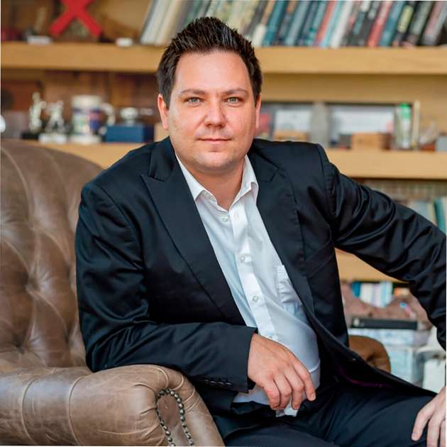 Willie Coetzee, Director Sustainable Technology Solutions, Honeywell Europe: Wege zu finden, um die erzeugte Energie zu speichern und "on-tap" zur Verfügung zu stellen, ist eine der Möglichkeiten, um eine größere Energieeffizienz und den Übergang zu erneuerbaren Energien zu fördern. Batterie-Energiespeichersysteme (BESS) sowie intelligente Systeme wie virtuelle Kraftwerke und Microgrid-Infrastrukturen, die die Netzstabilität verbessern und Nachfragespitzen optimal abdecken sollen, ohne die Stromnetze zu belasten, eignen sich für eine bessere Kontrolle und Steuerung des Energieverbrauchs. Sie helfen bei der Vorhersage und Optimierung der Energiekosten und können je nach Bedarf skaliert werden. Wir liefern diese Systeme seit Jahren auf der Grundlage von Lithium-Ionen-Batterien.