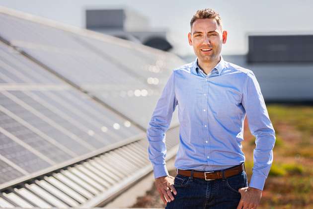 Lukas Dökel, Head of Industry & Key Account Management Digital Plant, Wago: Neben steigenden Energiepreisen und gesetzlichen Anforderungen ist die Elektrifizierung eine weitere große Herausforderung, die künftig verstärkt auf das Energiemanagement zukommt. Das heißt, dass wir nicht nur im privaten eine möglichst große Autarkie anstreben, sondern auch im industriellen Umfeld. Zusätzlich wird der elektrische Energiebedarf durch E-Mobilität und Wärmeerzeugung stark steigen und unplanbarer – darauf sind die meisten Stromnetzwerke von Unternehmen nicht ausgelegt. Deshalb brauchen wir nicht nur den Blick auf Verbrauch und Kosten, sondern ein intelligentes Lastmanagement was Verbrauch, Erzeugung und Speicherung in Einklang bringt. Dabei unterstützen wir mit Lösungen wie dem Wago Energiedatenmanagement – die Hard- und Software für Transparenz und Optimierung im Bereich Energiedaten.