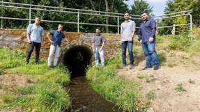 Das „Ziggurat“-Gründerteam vor einem Regenwasserkanal (v.l.n.r.): Ralf Habermehl, Prof. Dr.-Ing. Ulrich Dittmer, Timo C. Dilly, Dr.-Ing. Amin E. Bakhshipour, Marius Lauer.