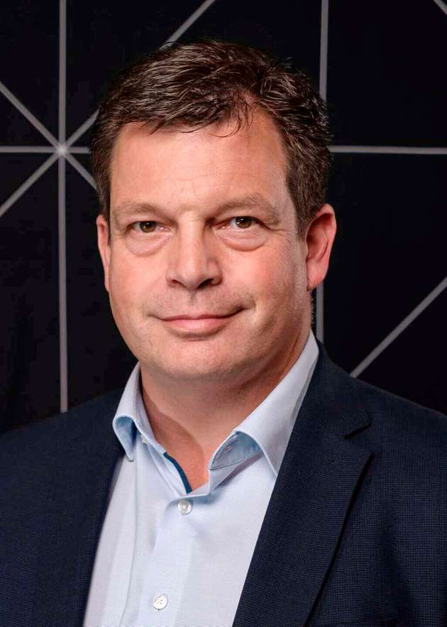 Florian Freund, Director Engineering, Central Europe, Arrow Electronics: Rechtsgrundlagen rund um DSGVO und neue beziehungsweise kommende Richtlinien wie der EU Cyber Security Act müssen eingehalten werden. Wichtig ist dabei, die Einbindung von Geräten für Anwender so einfach wie möglich zu halten und dabei dennoch die eigenen Daten zu schützen. Hersteller von Geräten benötigen praktikable Methoden für das Key Provisioning und die Kooperationen mit Cloud-Anbietern. All das muss innerhalb der vom Gesetzgeber vorgegebenen Fristen implementiert werden. Eine weitere Herausforderung ist die sich ständig verändernde Bedrohungslandschaft, die wir aus der IT-Welt gut kennen, die aber im Bereich der Operating Technology (OT) für viele Unternehmen durchaus neu ist.